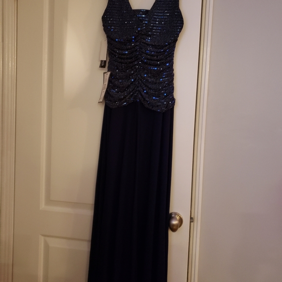 Formal gown - Picture 2 of 5